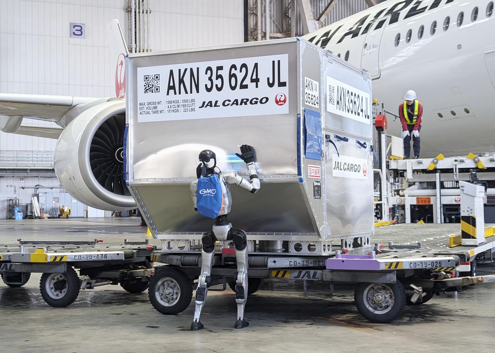 Robots humanoides en aeropuertos japoneses: la apuesta por la automatización de equipajes 