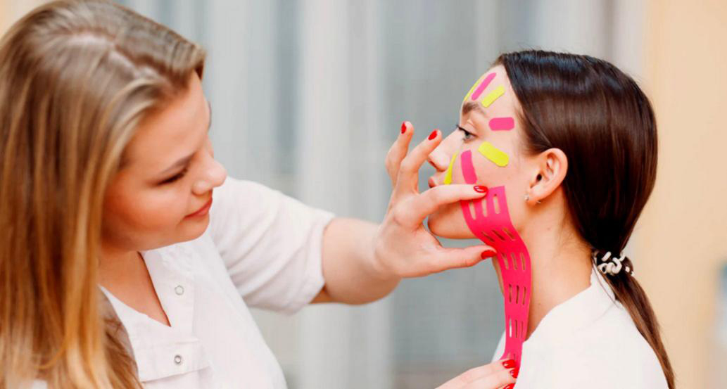 ¿Funciona realmente el “face taping” para eliminar las arrugas? Consultamos a dermatólogos