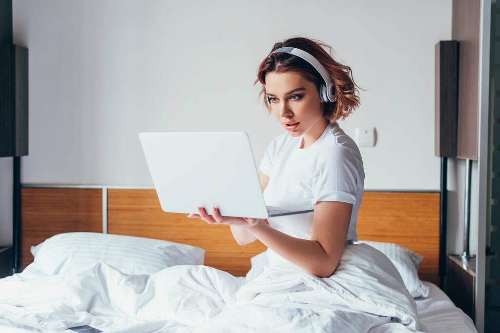 El murmullo de las computadoras invade los dormitorios