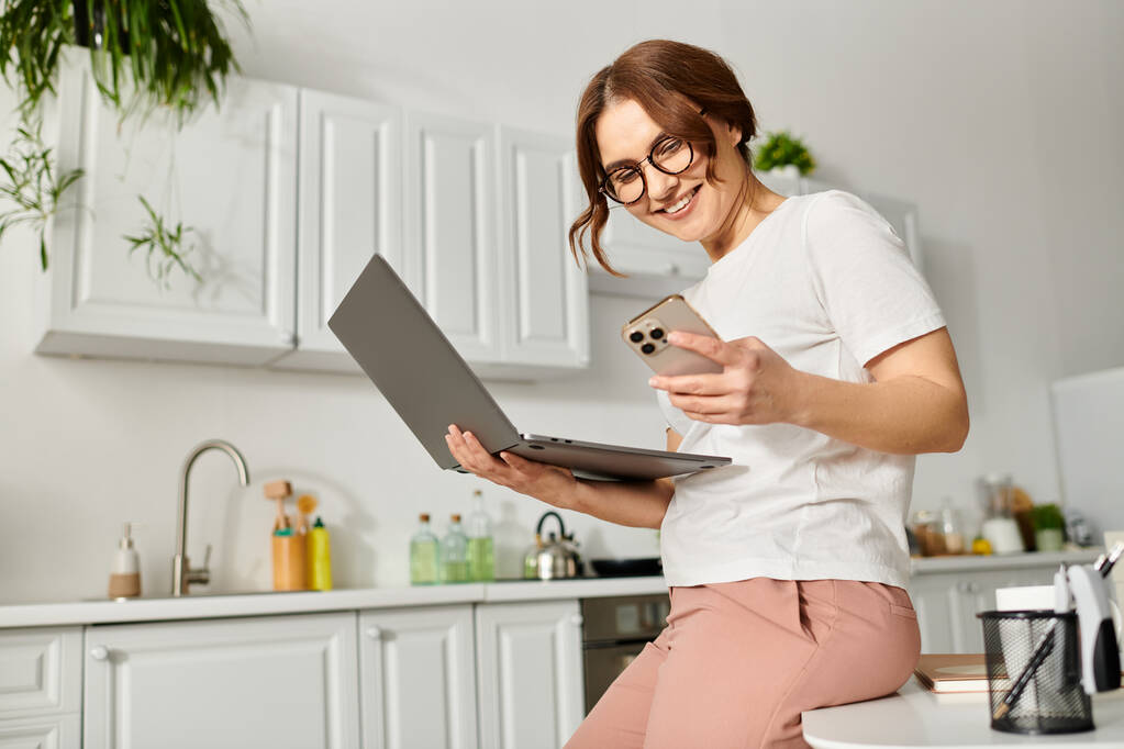 Adictas a la tecnología : la pantalla es un segundo hijo que compite por la atención 