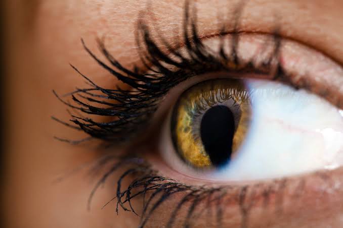 Tatuaje corneal: la moda estética que alarma a los oftalmólogos