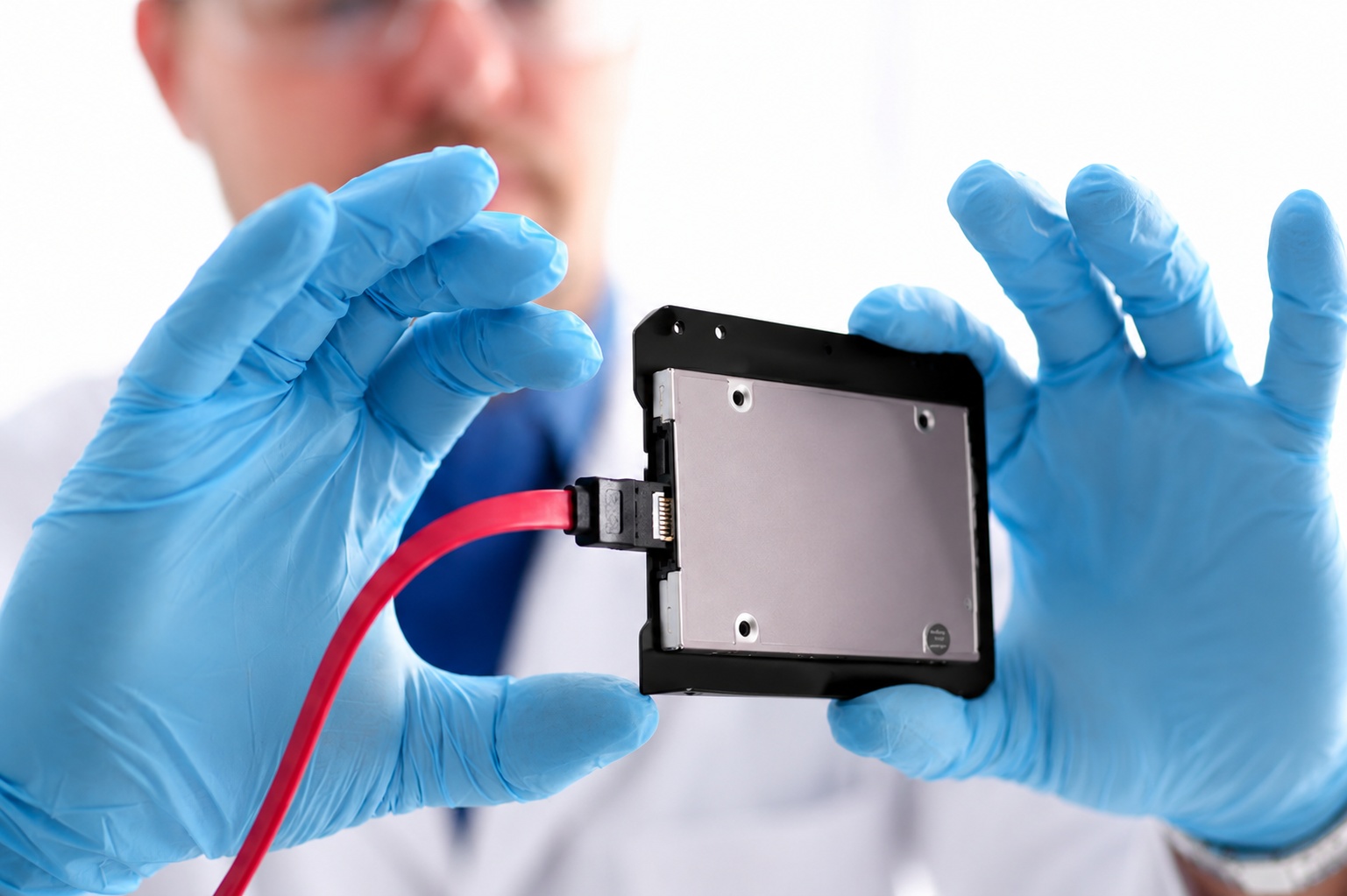 Traición del hardware: cómo tu SSD puede convertirse en un espía