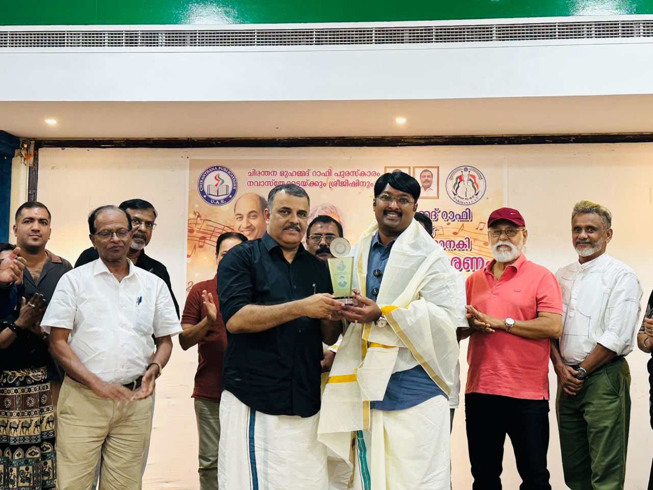 El autor y periodista Sreejish Sarada Sreekantan Nair y el activista social Navas Thekkada reciben el Premio Chiranthana Mohammed Rafi 2026 en Sharjah